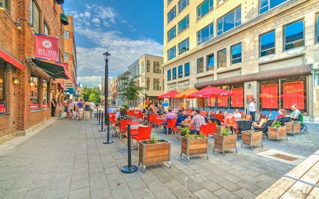 The Main 202 Central Modern Mezzanine Liv MTL