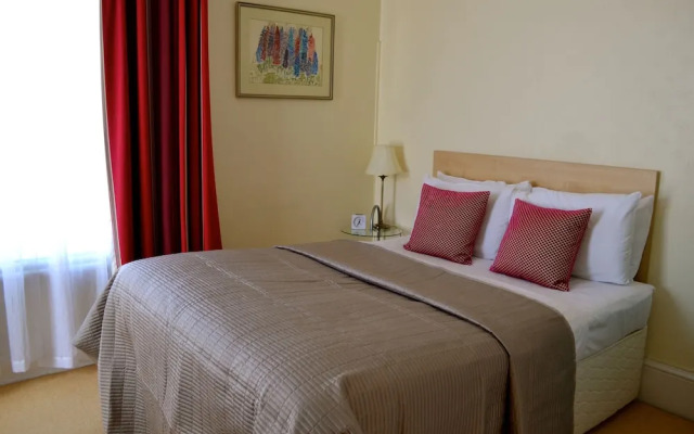 The Queen Hotel