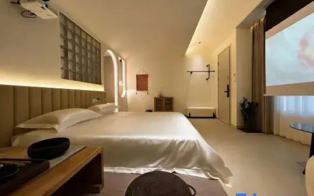 Mountain Courtyard-Style Hotel