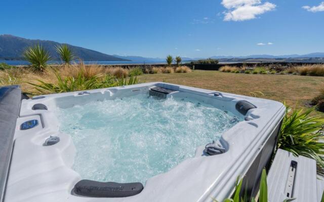 Lake House - Te Anau Holiday Home
