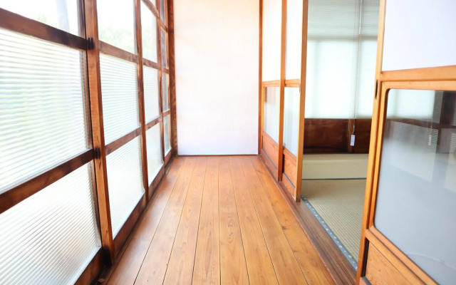 Guesthouse with Cat and Honeybee Kusachike