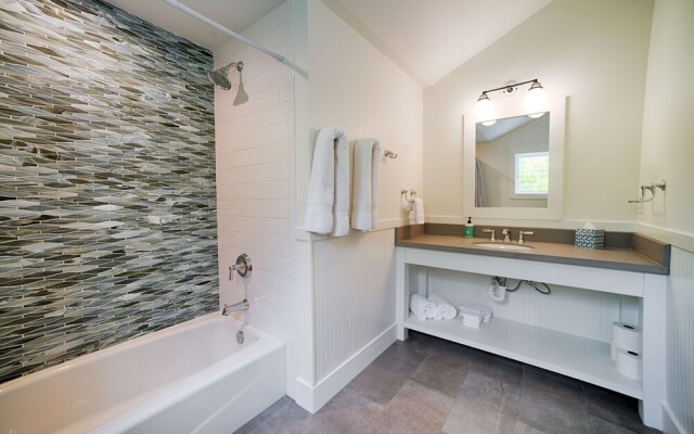 Hale Hoku 5 Bedroom Home by RedAwning