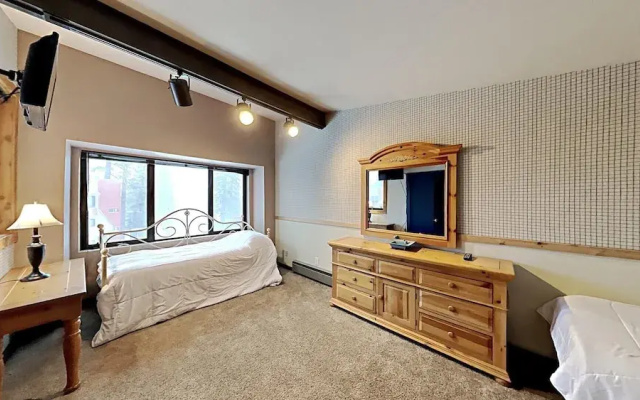 Cozy 4-Bedroom Home with Pool and Mountain View!