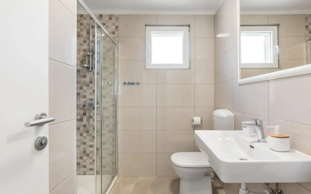 Tonina - house with patio, jacuzzi, free parking