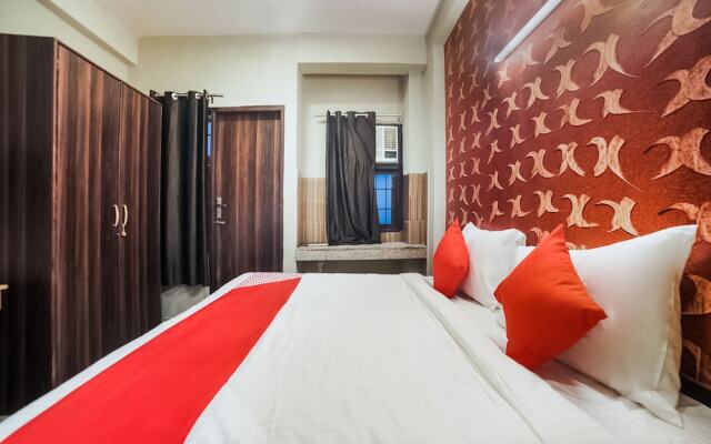 Oyo Flagship 30196 Noida Sector 5