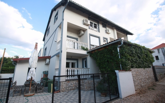 Apartment Zora - garden terrace and grill A4 Pirovac, Riviera Sibenik