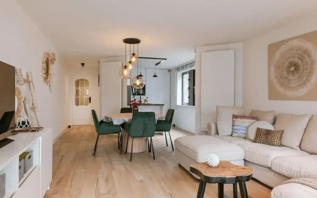Pleasant 2 Bedroom Apartment With Private Parking