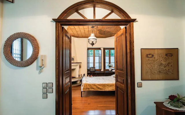 The Fountainhead Historic Chalet by JJ