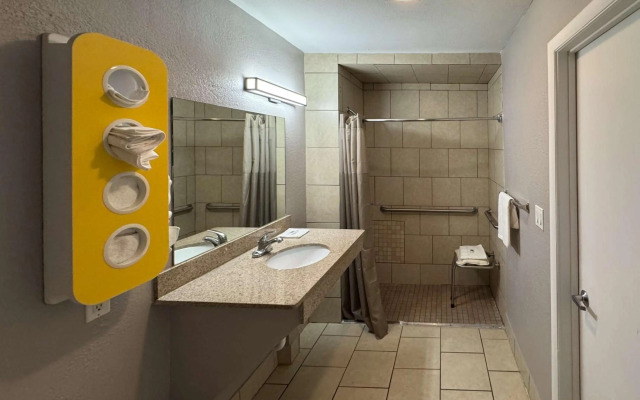 Motel 6 Janesville, WI