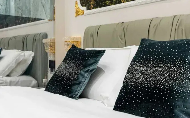 Queen Catlleya Suite