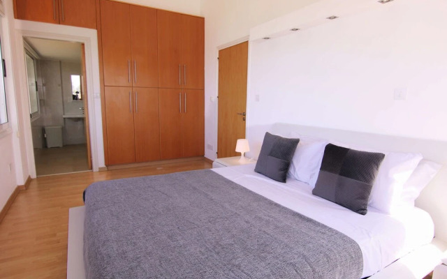 Phaedrus Living: Beachfront Villa Thalassa