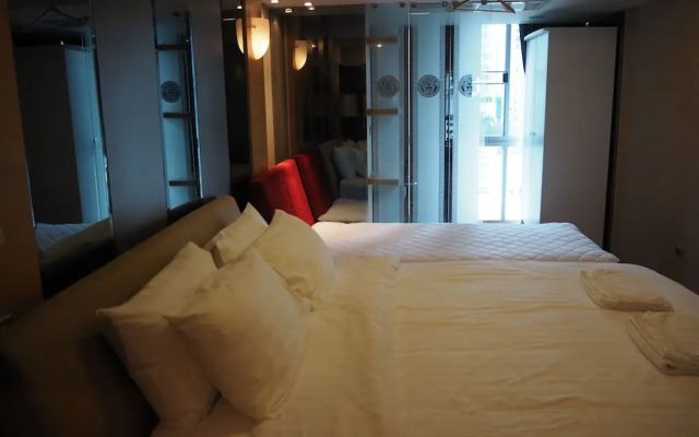 7B - 5 Bedroom Downtown Penthouse With Shared Pool