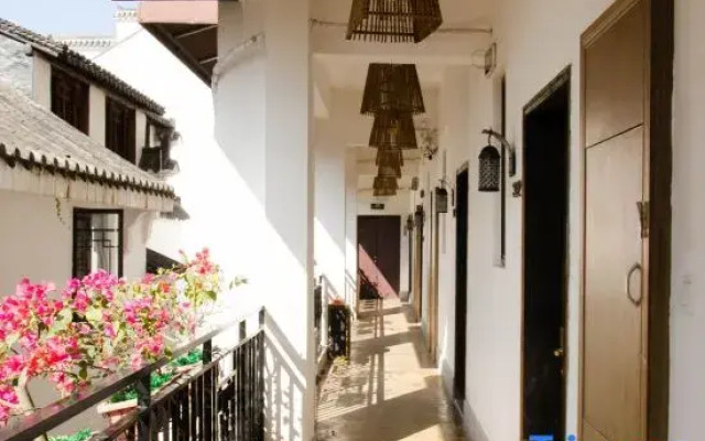 Zhenyangxia Scenic Area Theme Inn