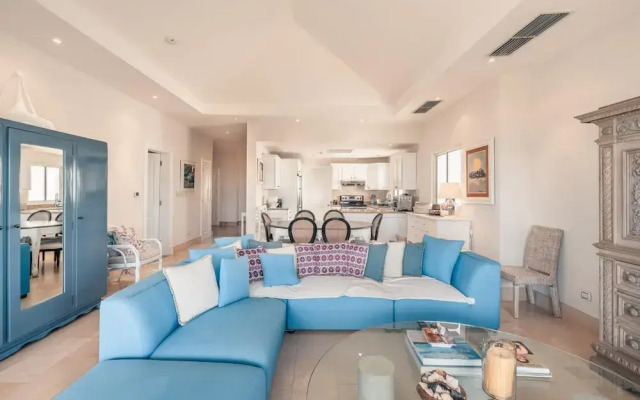Open and Bright Beachfront Apt at Aquamarina F34