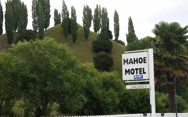 Mahoe Motel Bar n Grill