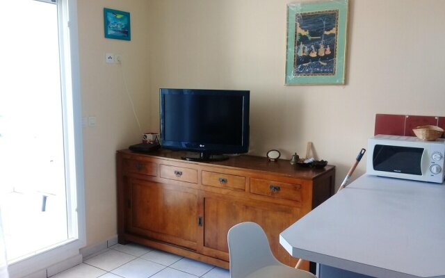 Apartment With one Bedroom in Sainte Clotilde, With Furnished Terrace and Wifi