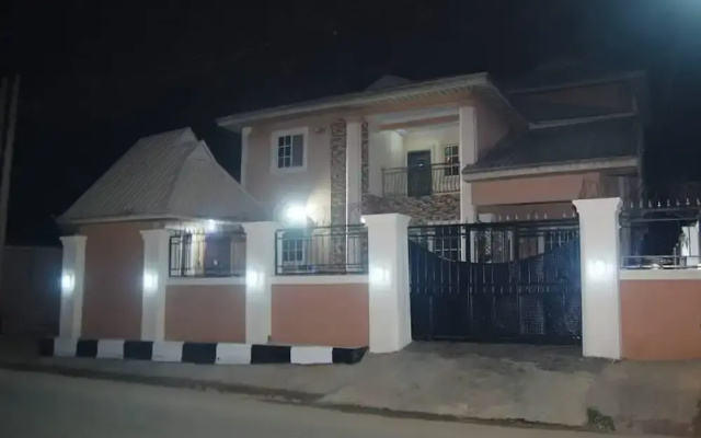 6 Bedroom Serviced Apartments In House in Benin