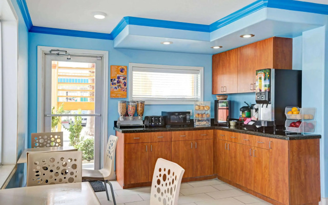 Howard Johnson by Wyndham Galveston