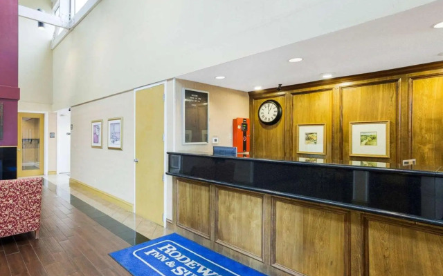 Rodeway Inn & Suites South of Fiesta Park