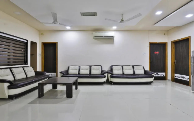 Varma Palace By OYO Rooms