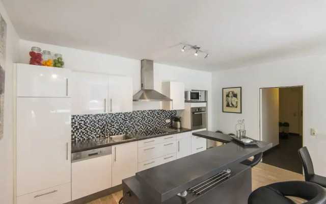 Spacious Apartment With Mountain View