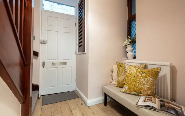 Spacious 2BR House by Madame Tussauds