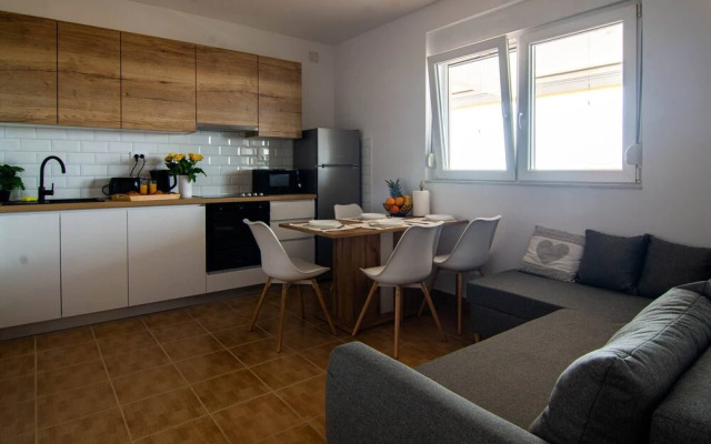 All New Sea View Apartment Moderna