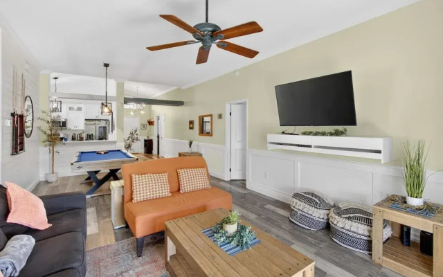 Lakefront 4-bedroom Home With Pool