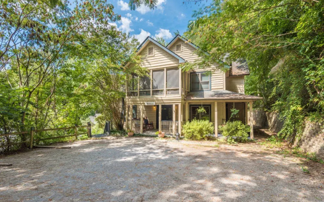 Eight Gables Inn
