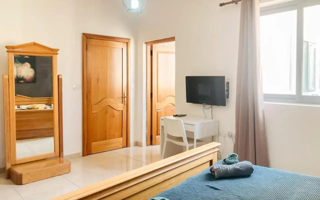 XL Central Home - Sleeps 10 people