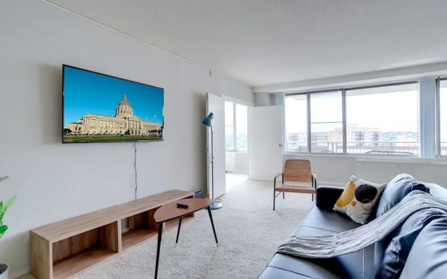 Prime Location Apartment at Crystal City