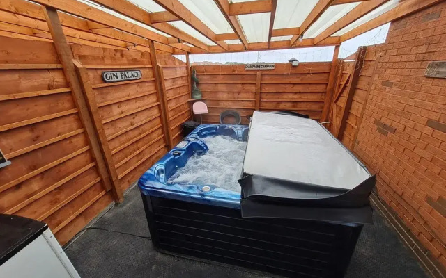 The Mayfair Lodge - Caravaning, Glamping & Camping