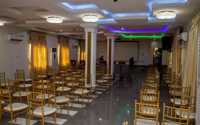 Emmy Hotel And Suites
