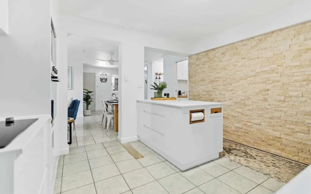 Rainforest Reef Retreat - Esplanade Ground-floor Apartment