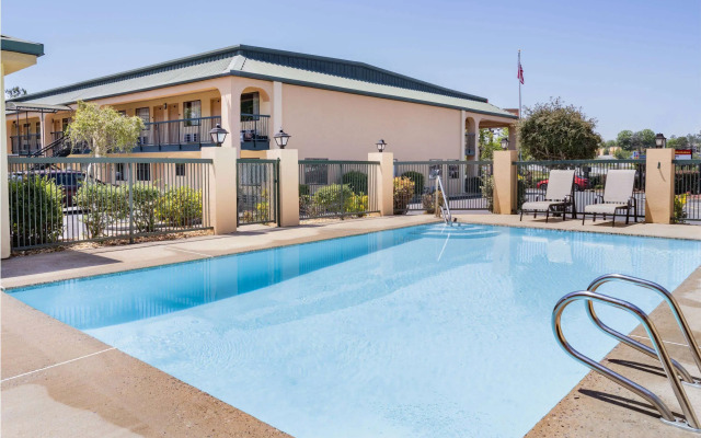 Days Inn by Wyndham Macon I-475