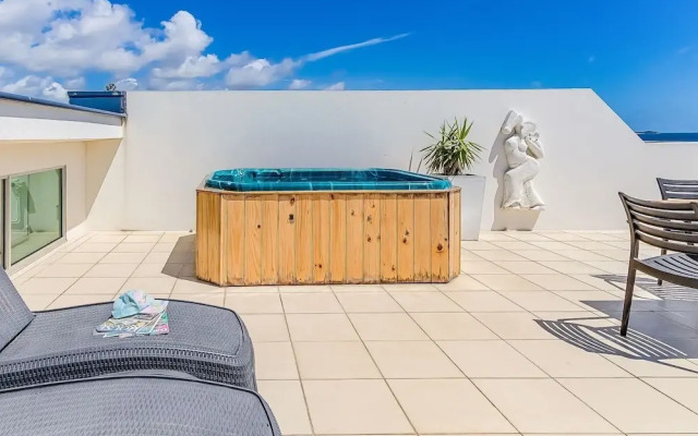 Luxe Oceanfront Haven with a Rooftop Spa