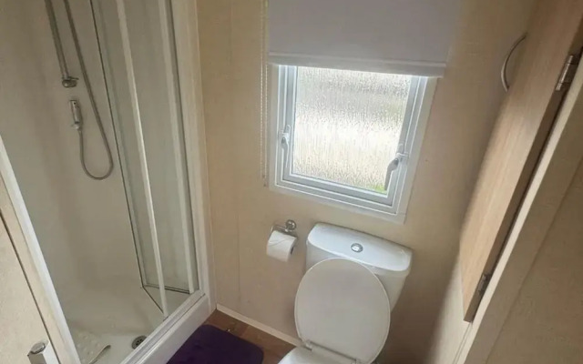 3 Bed Caravan - Sleeps 8 - Pets - Parking