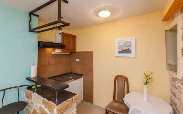 Lovely 1-bed Apartment With Patio in Kastel Stari