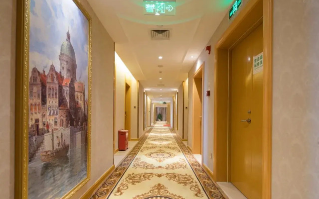 Vienna Hotel (Shenzhen Henggang Metro Station)