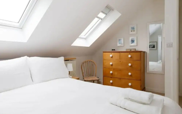 Pretty Coastal Home in Bosham Close to Water