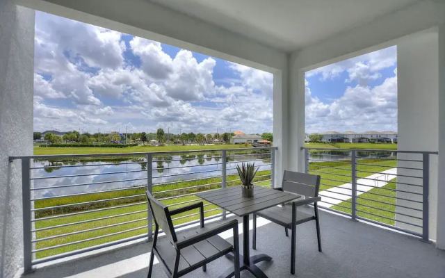 Decadent Penguin - Storey Lake by Shine Villas #704