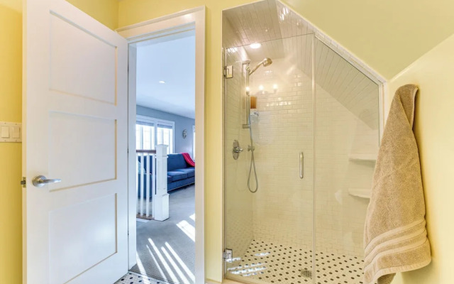 Bike & Kayak: Lakefront Prospect Heights Home