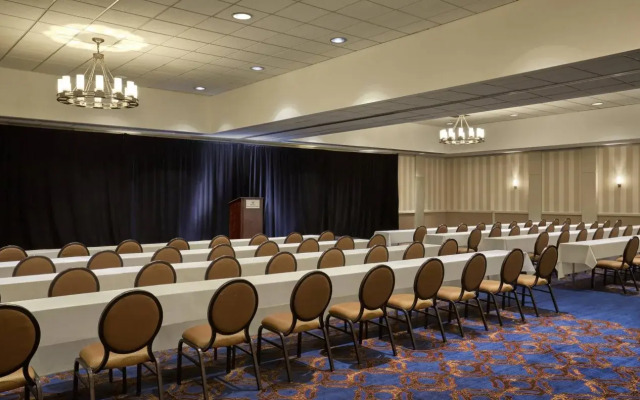 Sheraton Milwaukee Brookfield Hotel