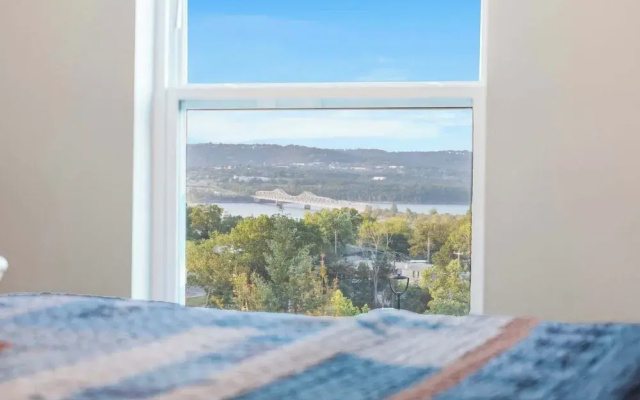 A Birds Eye Bridge View - 5 BDR w/ Private Hot Tub