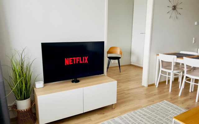 City apartment with lake view and free parking