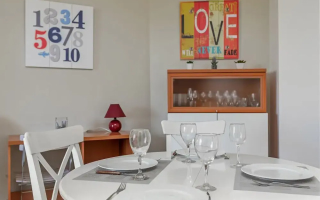 Beautiful 2-Bed first beach line apartment for 6