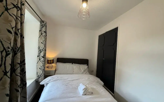 Large and Peaceful 4-bedroom House in Bridgend