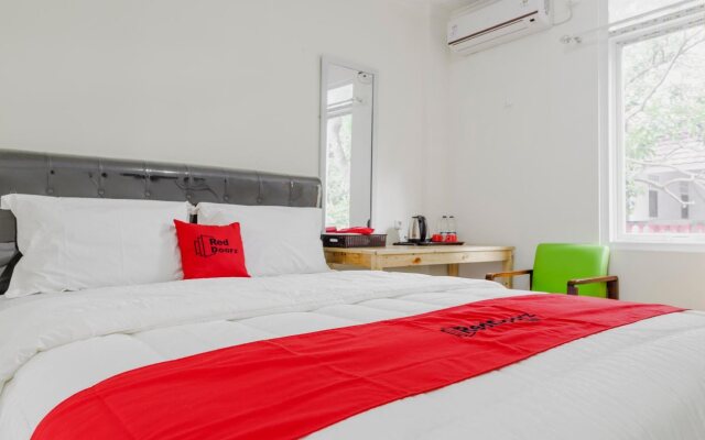 RedDoorz Plus near UPN Veteran Jakarta