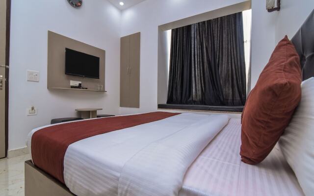 OYO 15718 Red Inn