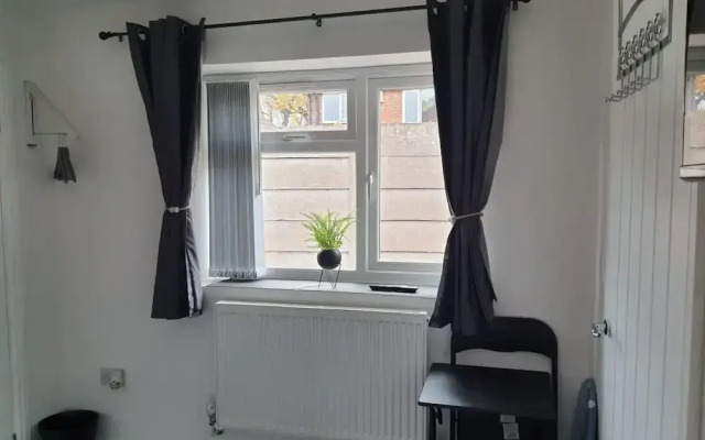 Private Room - Ensuite Bathroom - Free Parking